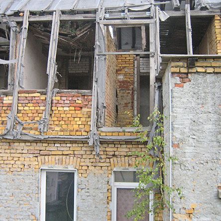 Projekt: Ein marodes Mehrfamilienhaus wurde aus einer geschlossenen Häuserzeile heraus aufgrund des schlechten Bauzustandes abgebrochen